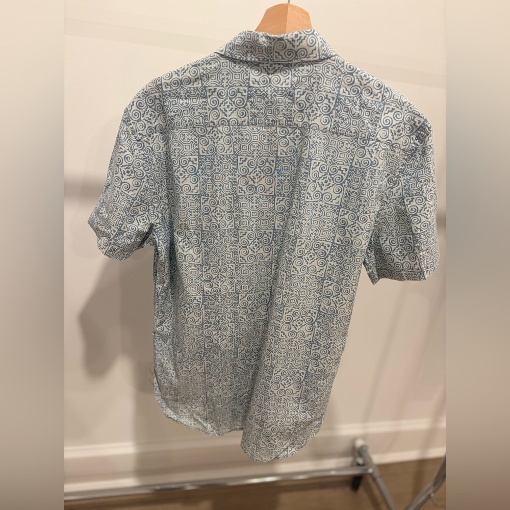Faherty Men's Playa Blue and White Button Down Patterned Shirt - Picture 2 of 2